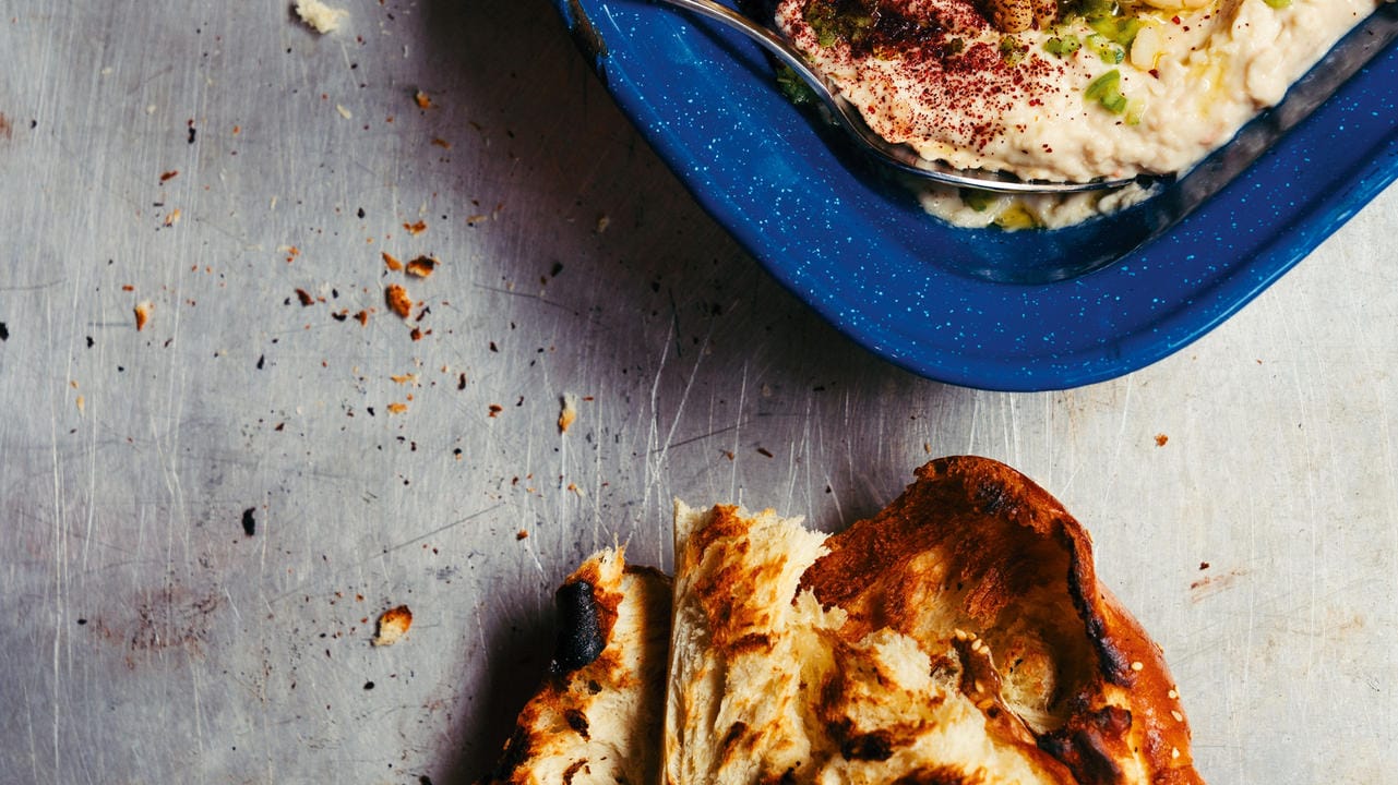 Perfekt als Vorspeise: Hummus ist eine Paste aus weißen Bohnen, die man als Dip für Brot verwenden kann.