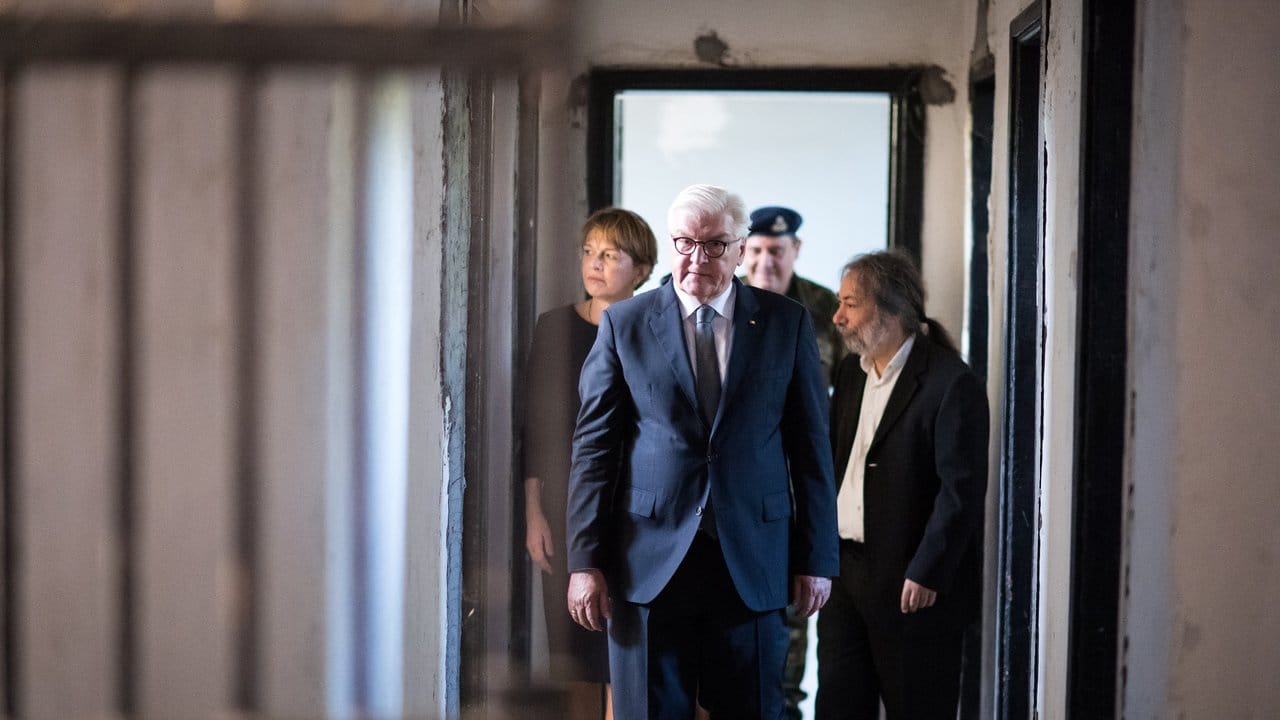 Bundespräsident Steinmeier und seine Frau Elke Büdenbender werden von dem Bürgermeister von Chaidari, durch das ehemalige Konzentrationslager Chaidari westlich von Athen geführt.