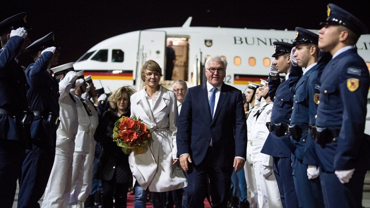 Bundespräsident Frank-Walter Steinmeier und seine Frau Elke Büdenbender kommen auf dem Eleftherios-Venizelos-Flughafen Athen an.