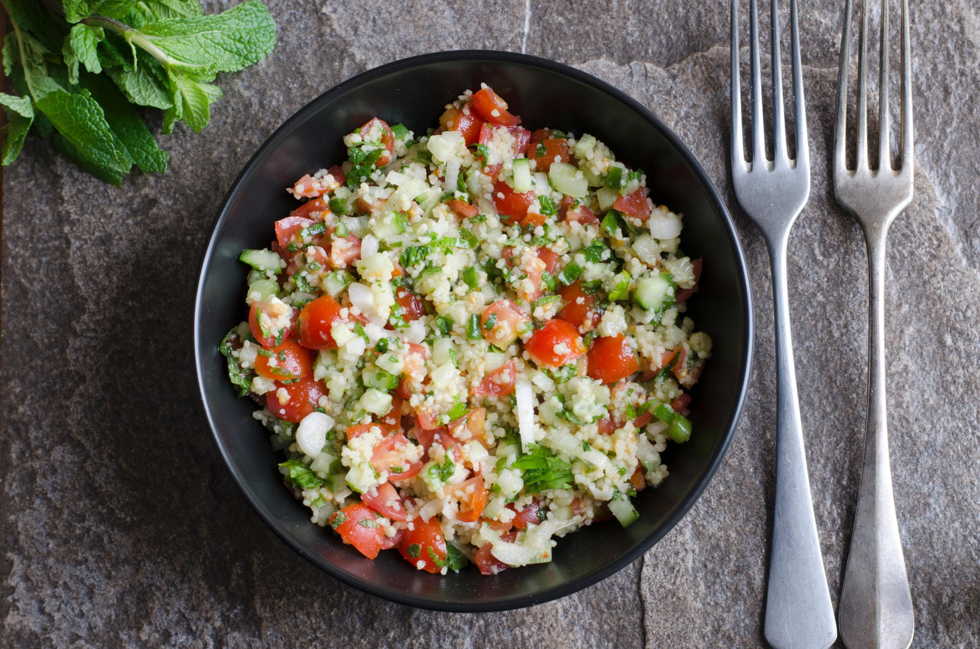 Taboulé ist ein frischer Salat aus Petersilie, Tomaten und Bulgur.