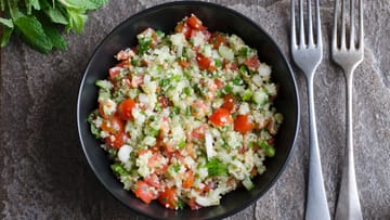 Taboulé ist ein frischer Salat aus Petersilie, Tomaten und Bulgur.