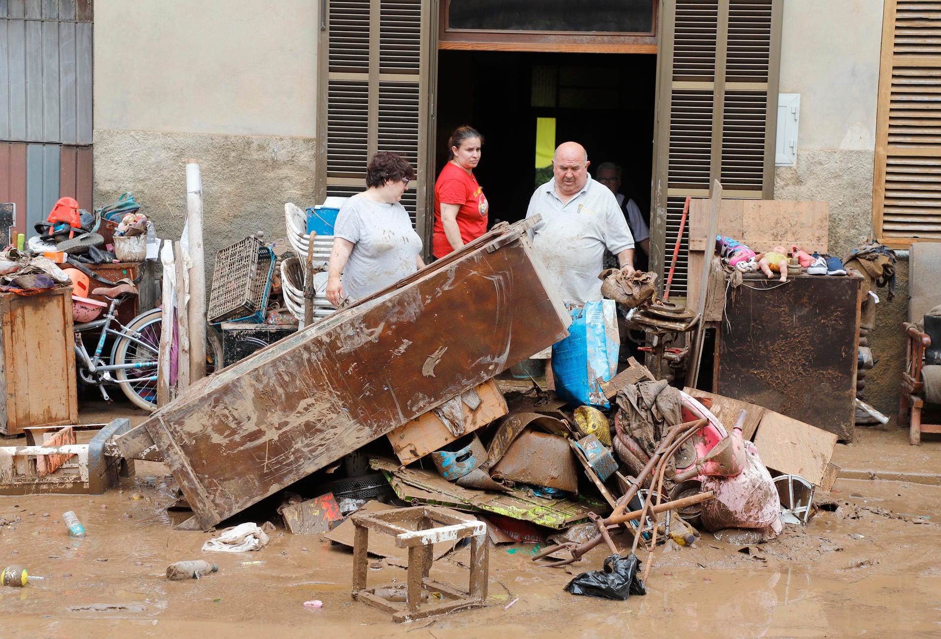 Anwohner in Sant Llorenc de Cardassar: Sie befreien ihr Haus vom Schlamm und den Trümmern.