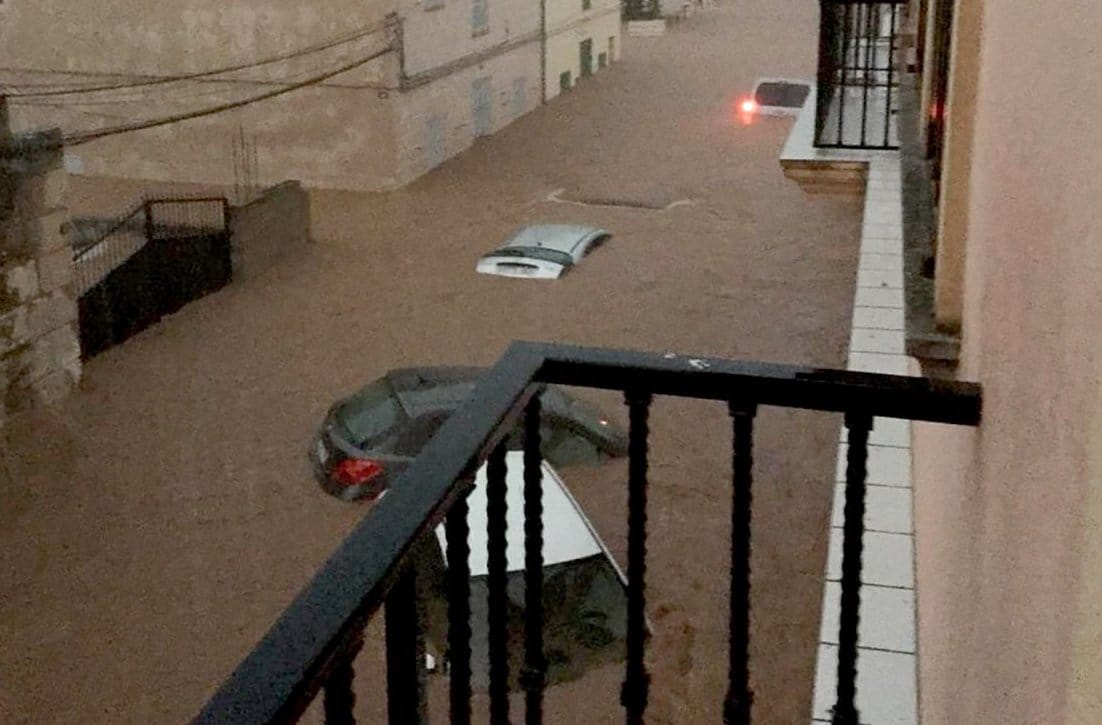 Autos in überfluteten Straßen: Der Sachschaden, den die Sturzfluten angerichtet haben, ist gravierend.