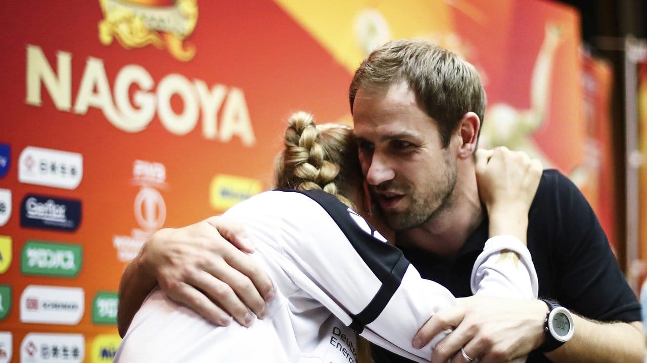 DVV-Trainer Felix Koslowski umarmt Maren Fromm während der Pressekonferenz.