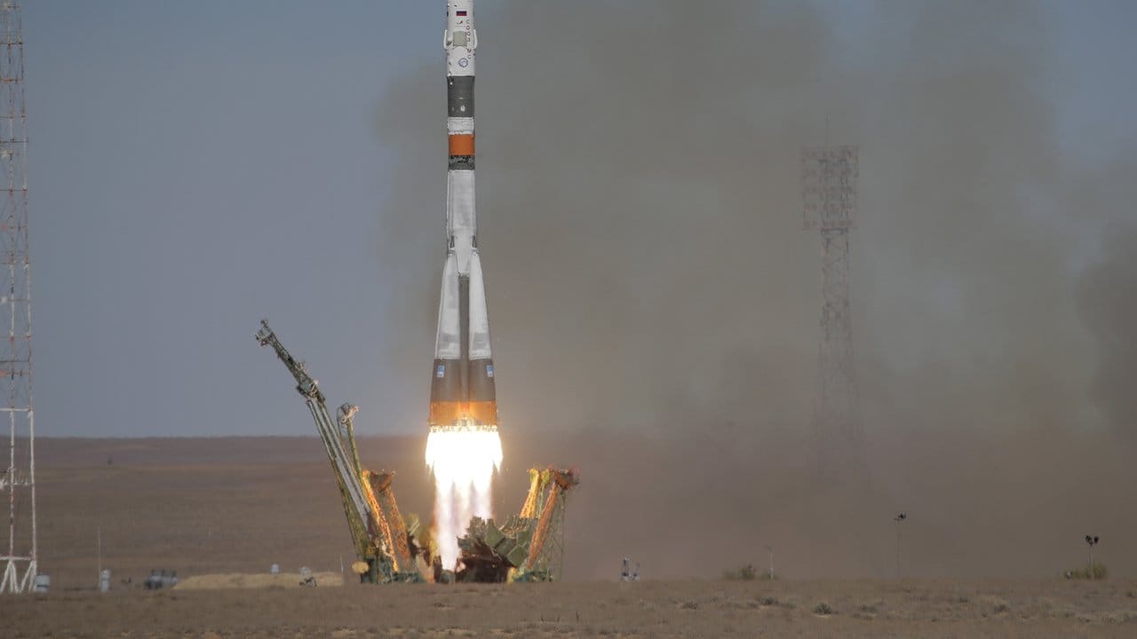 Start der Raumkapsel Sojus MS-10 auf dem Weltraumbahnhof Baikonur.