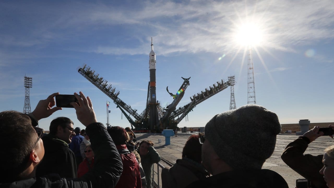 Versorgungstürme heben die russische Trägerrakete Sojus-FG und das Raumschiff Sojus MS-10 im Raumfahrtzentrum Baikonur Richtung Himmel.