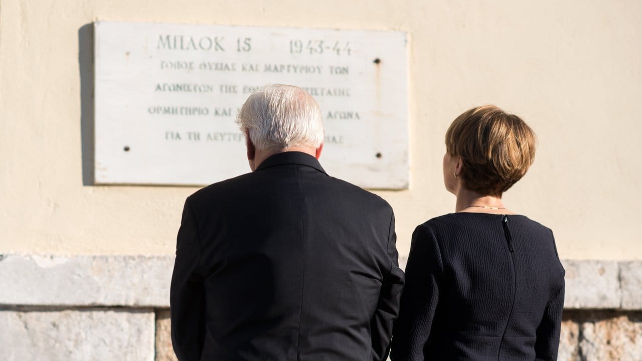 Bundespräsident Frank-Walter Steinmeier und seine Frau Elke Büdenbender bei einem Besuch des ehemaligen Konzentrationslagers Chaidari westlich von Athen.