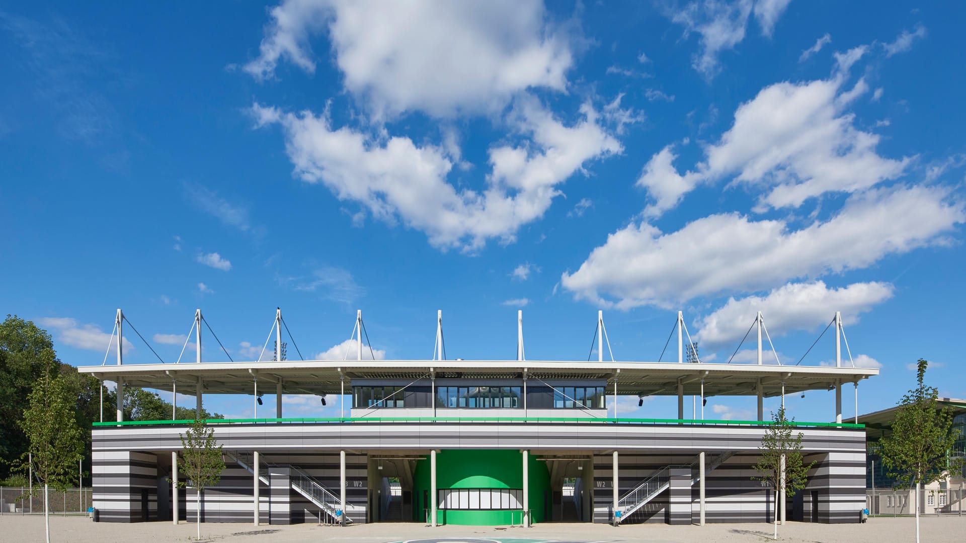 Es kostete 18 Millionen Euro und befindet sich auf dem Gelände des ehemaligen Eilenriedestadions, das im Zuge dessen umgebaut wurde.