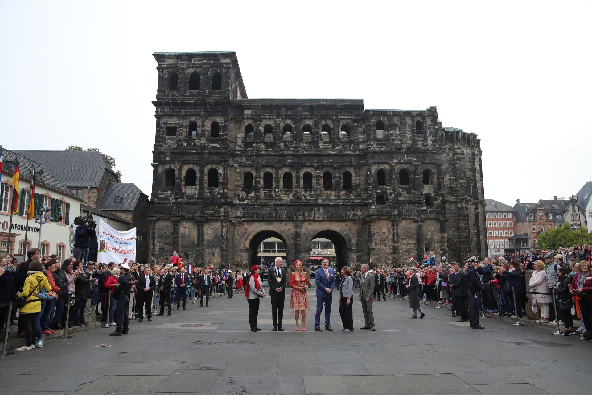 Imposante Kulisse: Vor der Porta Nigra in Trier lässt sich das niederländische Königspaar mit der Ministerpräsidentin von Rheinland-Pfalz und dem Bürgermeister von Trier ablichten.