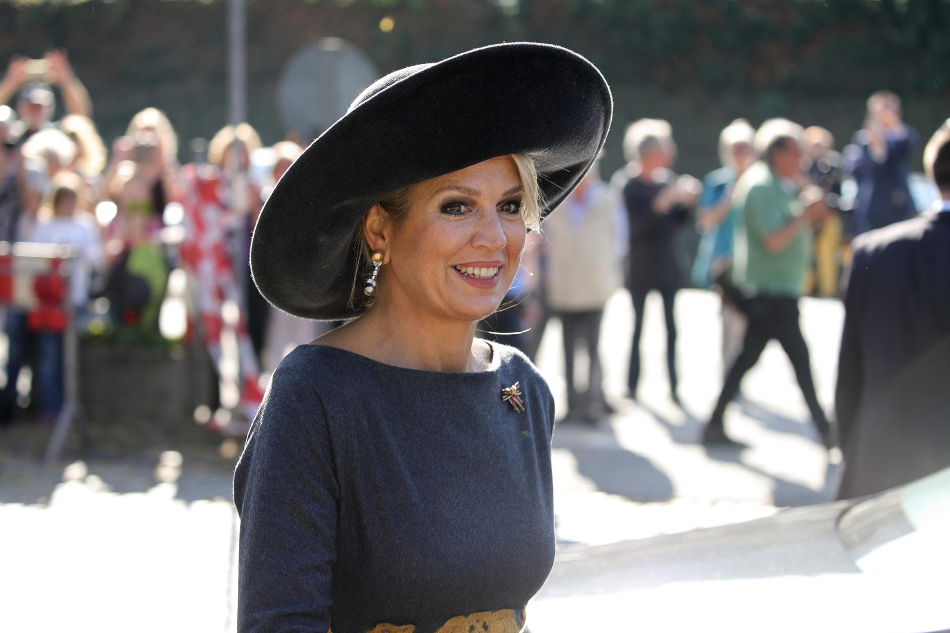 Stilvoll unterwegs: Mit einem Hut von Fabienne Delvigne zeigt sich Königin Màxima glamourös wie immer.