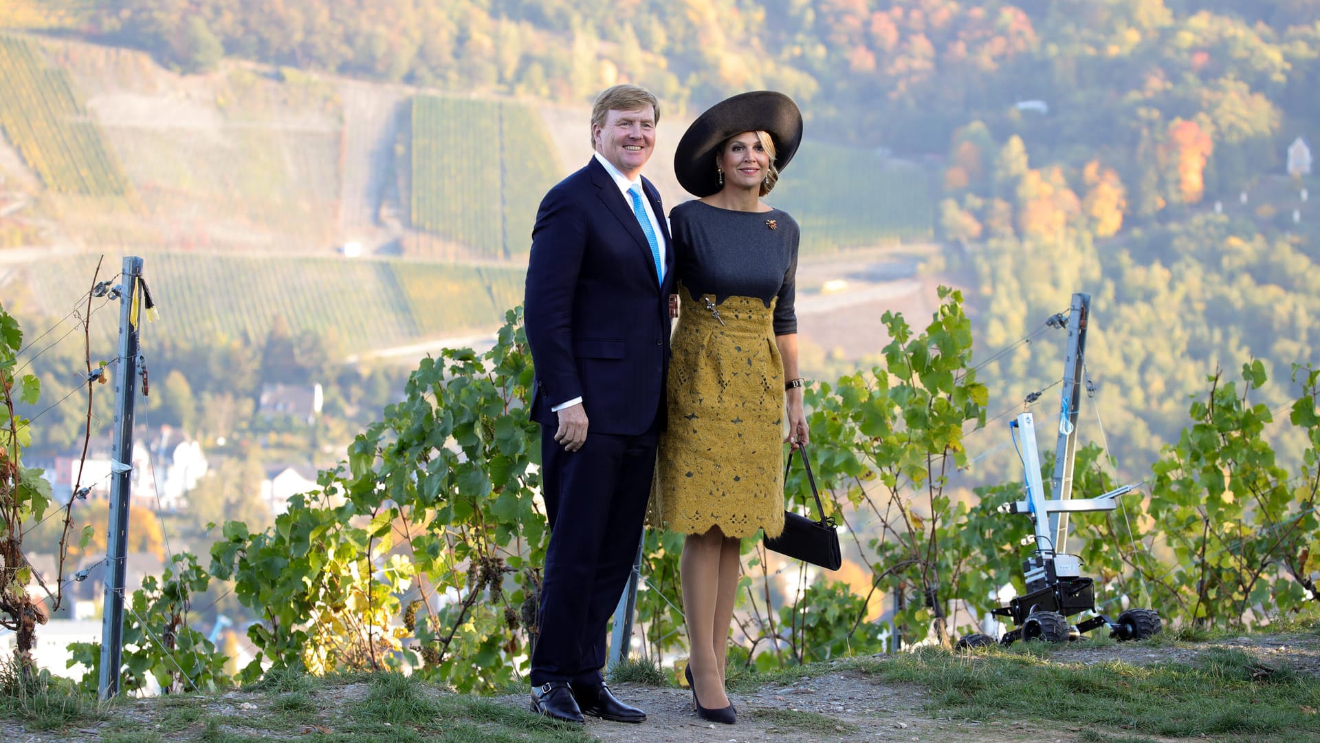 Idylle am Weinberg: In Bernkastel-Kues geniesst das niederländische Königspaar die abendliche Sonne und die traumhafte Kulisse.