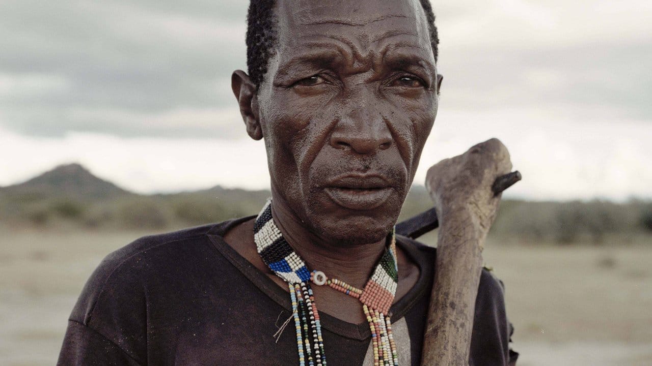 Ein Angehöriger des Volkes der Hadza steht in der Nähe des Eyasisees im tansanischen Bezirk Ngorongoro.