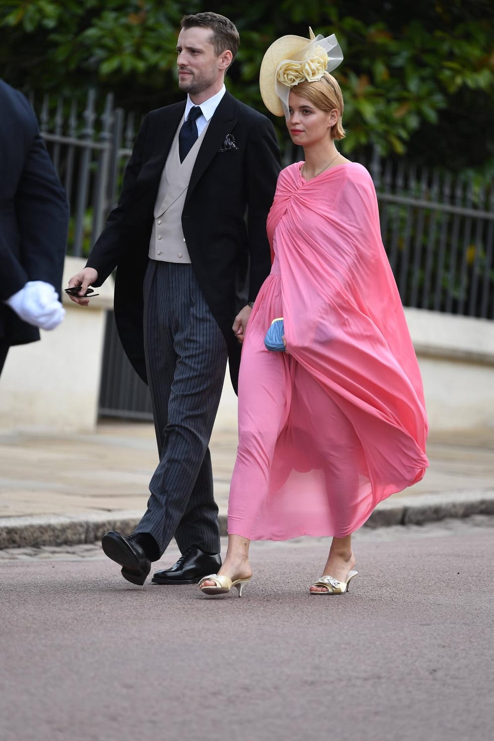 Pixie Geldof in einem aufwallenden pinken Kleid.