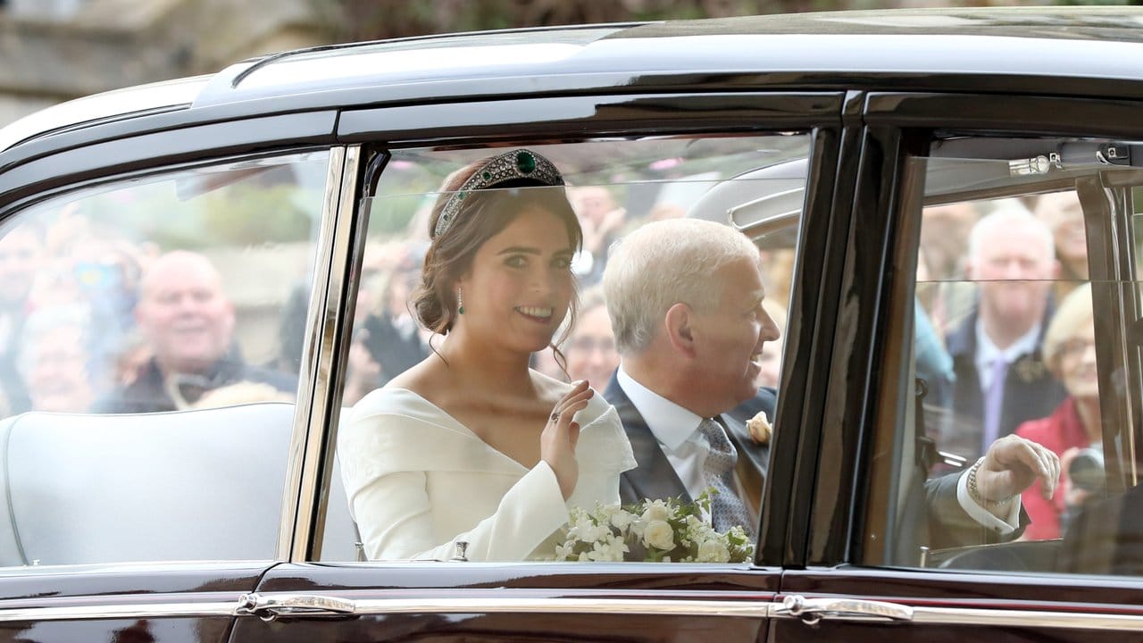 Die Braut Prinzessin Eugenie (l) und ihr Vater Prinz Andrew bei der Ankunft in Windsor.