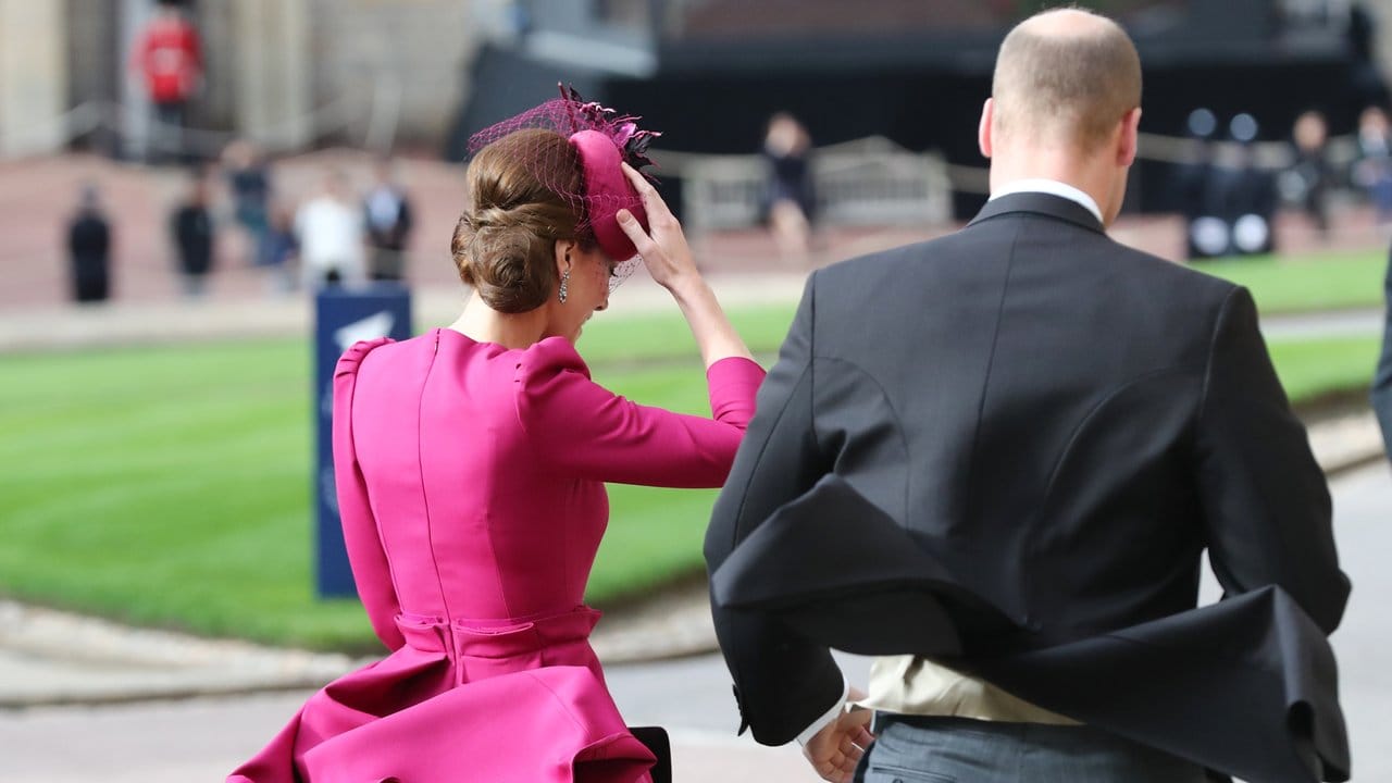 Stürmisches Wetter: Prinz William und Herzogin Kate bei der Hochzeit von Prinzessin Eugenie und Jack Brooksbank.