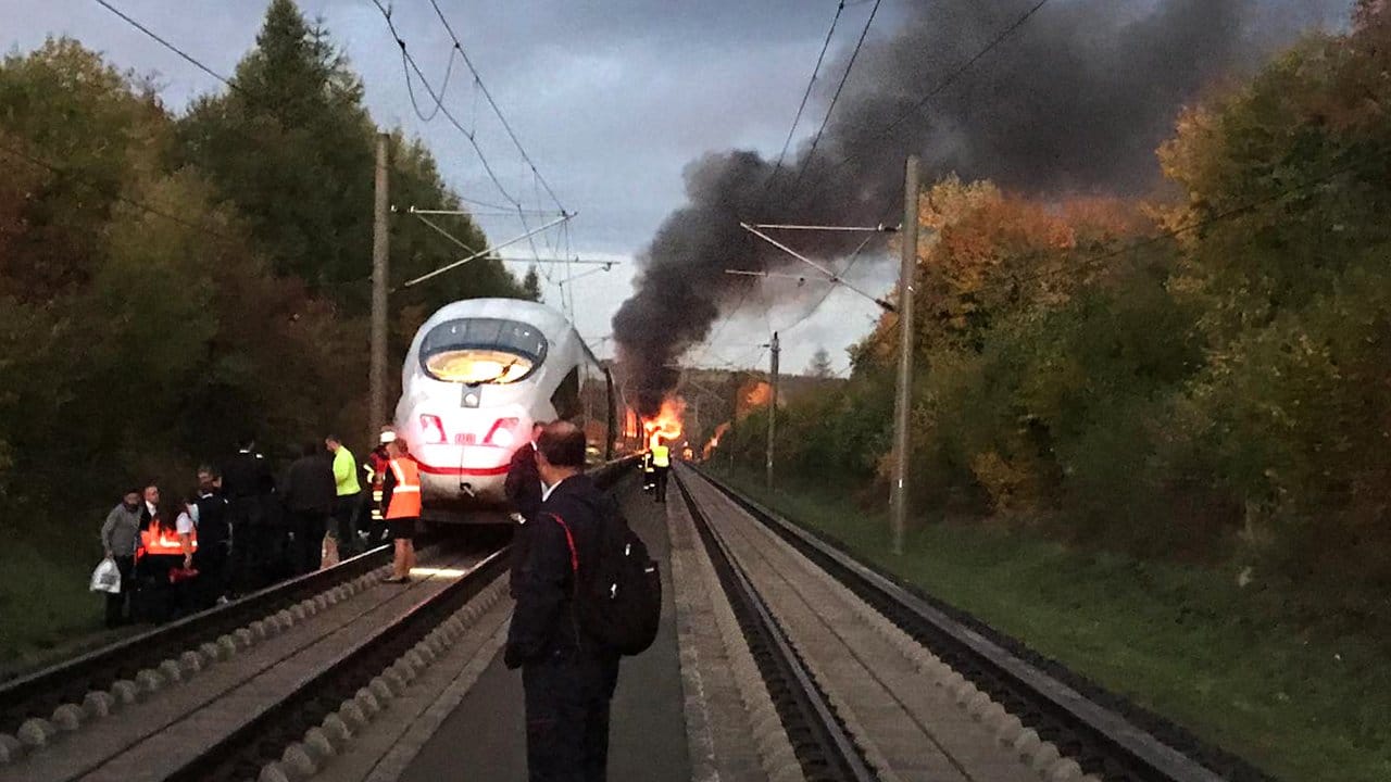 Rettungskräfte brachten rund 500 Menschen aus dem Zug.