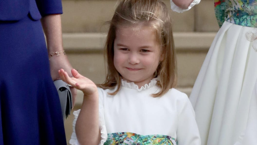 Immer freundlich: Charlotte winkt den Fans vor der St.-George's-Kapelle.