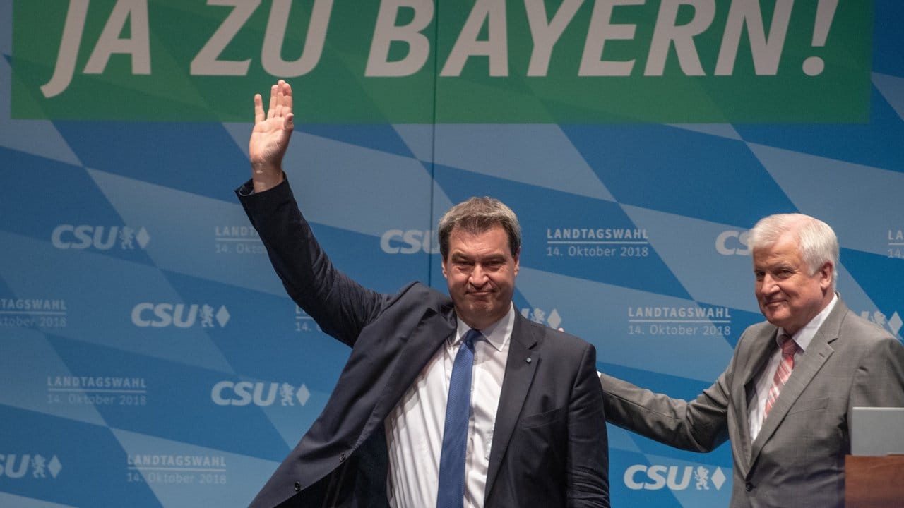 Bayerns Ministerpräsident Markus Söder (l) und Bundesinnenminister Horst Seehofer während einer Wahlkampfkundgebung in Ingolstadt.