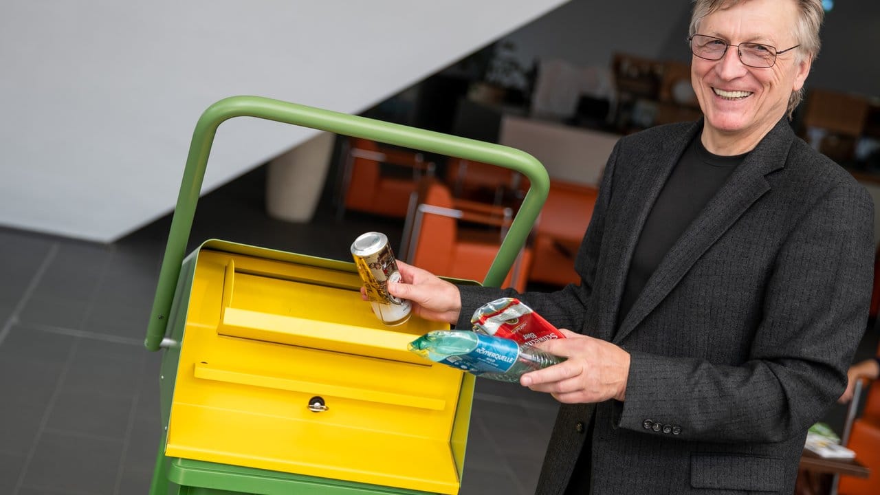 Hubert Troppmann, Erfinder aus Österreich, präsentiert während der Neuheitenschau zur Internationalen Erfindermesse "iENA" eine Handpresse für Mülltonnen.
