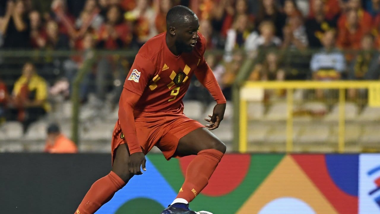 Belgiens Romelu Lukaku führt den Ball eng am Fuß.