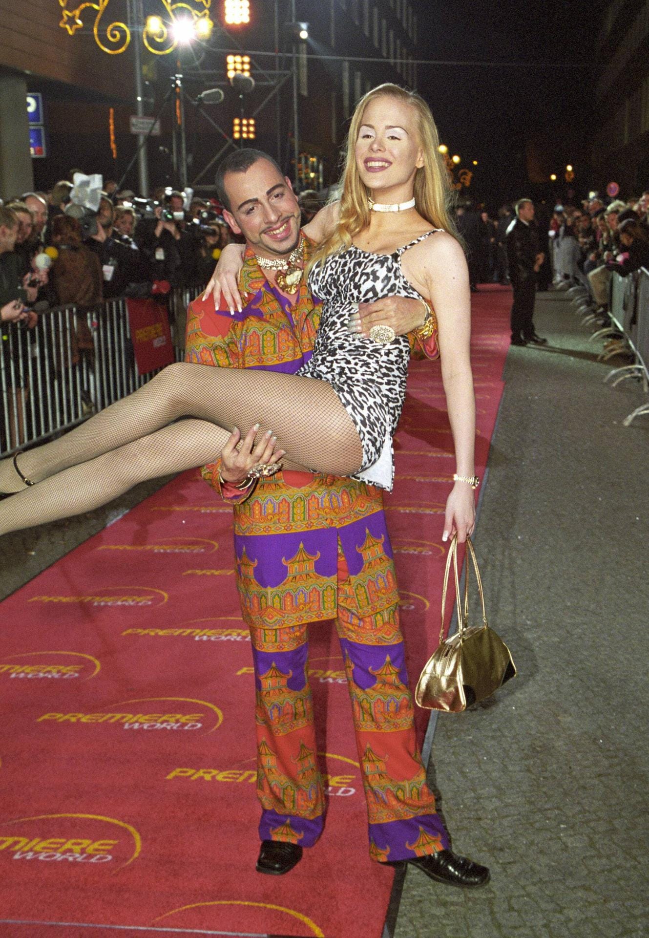 Bei einer Filmpremiere im Jahr 2000: Harald Glööckler trägt Ariane Sommer auf Händen.