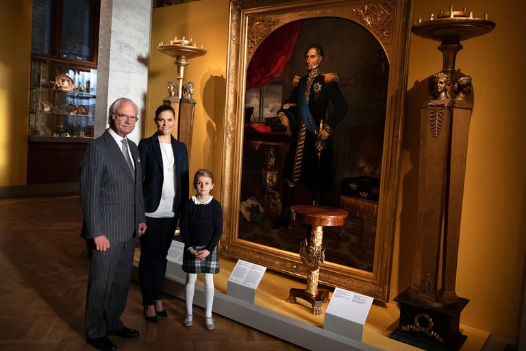 Royale Thronfolge: König Carl Gustaf, seine Nachfolgerin Victoria und deren Erstgeborene.
