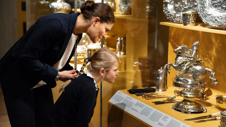 Anschauen mit Mama: Kronprinzessin Victoria zeigt ihrer Tochter alte Schätze.