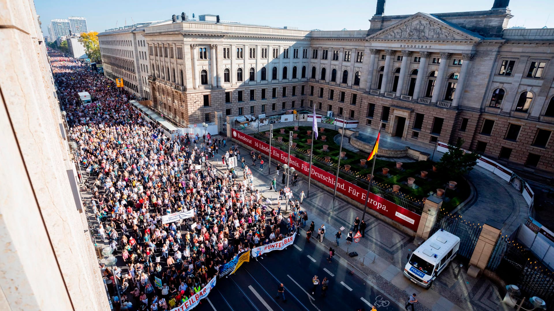 ..kamen laut Veranstalter 242.000 menschen. Die Polizei machte keine Angaben.