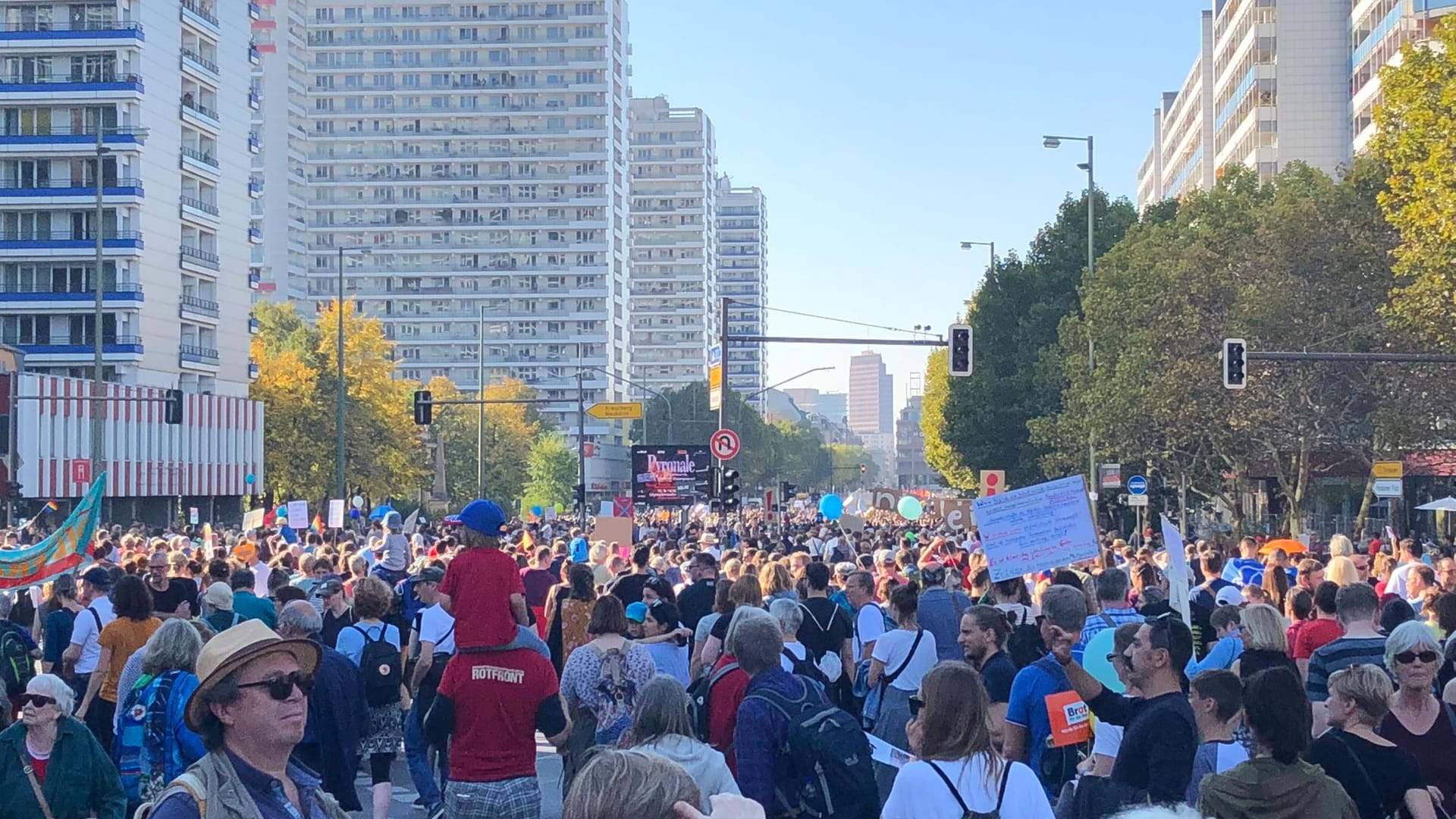 Eigentlich hatten die Veranstalter bei der "Unteilbar"-Demo in Berlin mit 40.000 Teilnehmer gerechnet. Doch am Ende...