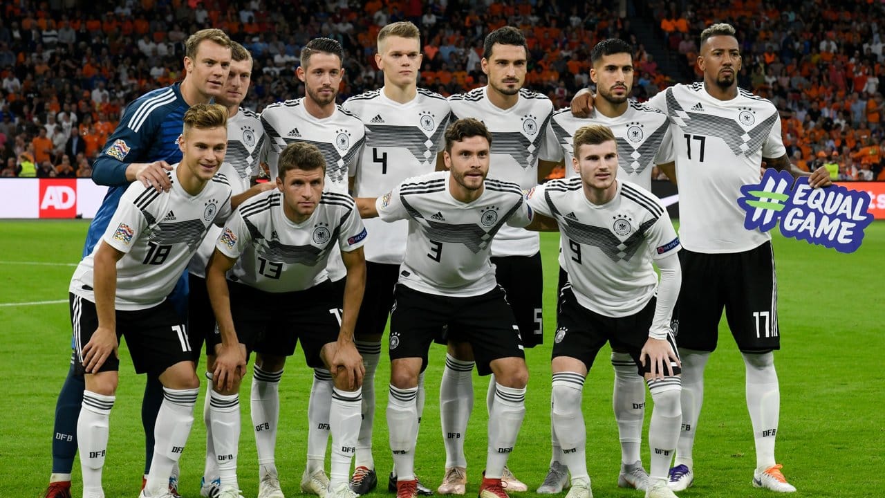 Die deutschen Nationalspieler stehen für das Mannschaftsfoto vor dem Spiel zusammen.