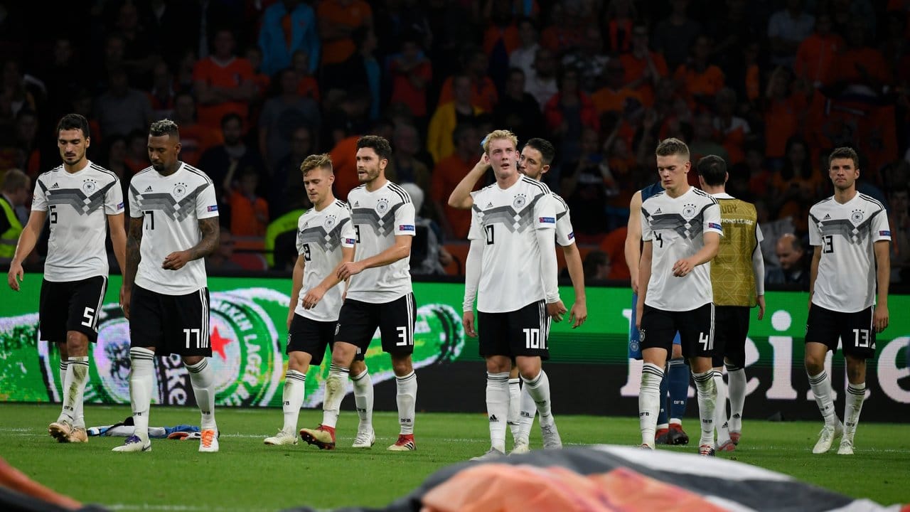 Die deutschen Nationalspieler schleichen nach der 0:3-Niederlage vom Platz.