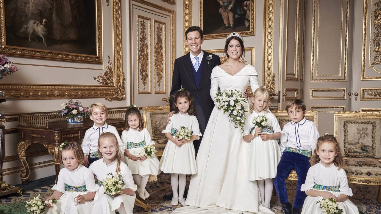 Prinzessin Eugenie und Jack Brooksbank im Kreise der jüngsten Mitglieder ihrer Familie im Schloss Windsor: Prinz George von Cambridge (hintere Reihe, l-r); Prinzessin Charlotte von Cambridge; Theodora Williams; Isla Phillips; Louis De Givenchy. Prinzessin Eugenie und Jack Brooksbank im Kreise der jüngsten Mitglieder ihrer Familie im Schloss Windsor: Prinz George von Cambridge (hintere Reihe, l-r); Prinzessin Charlotte von Cambridge; Theodora Williams; Isla Phillips; Louis De Givenchy.