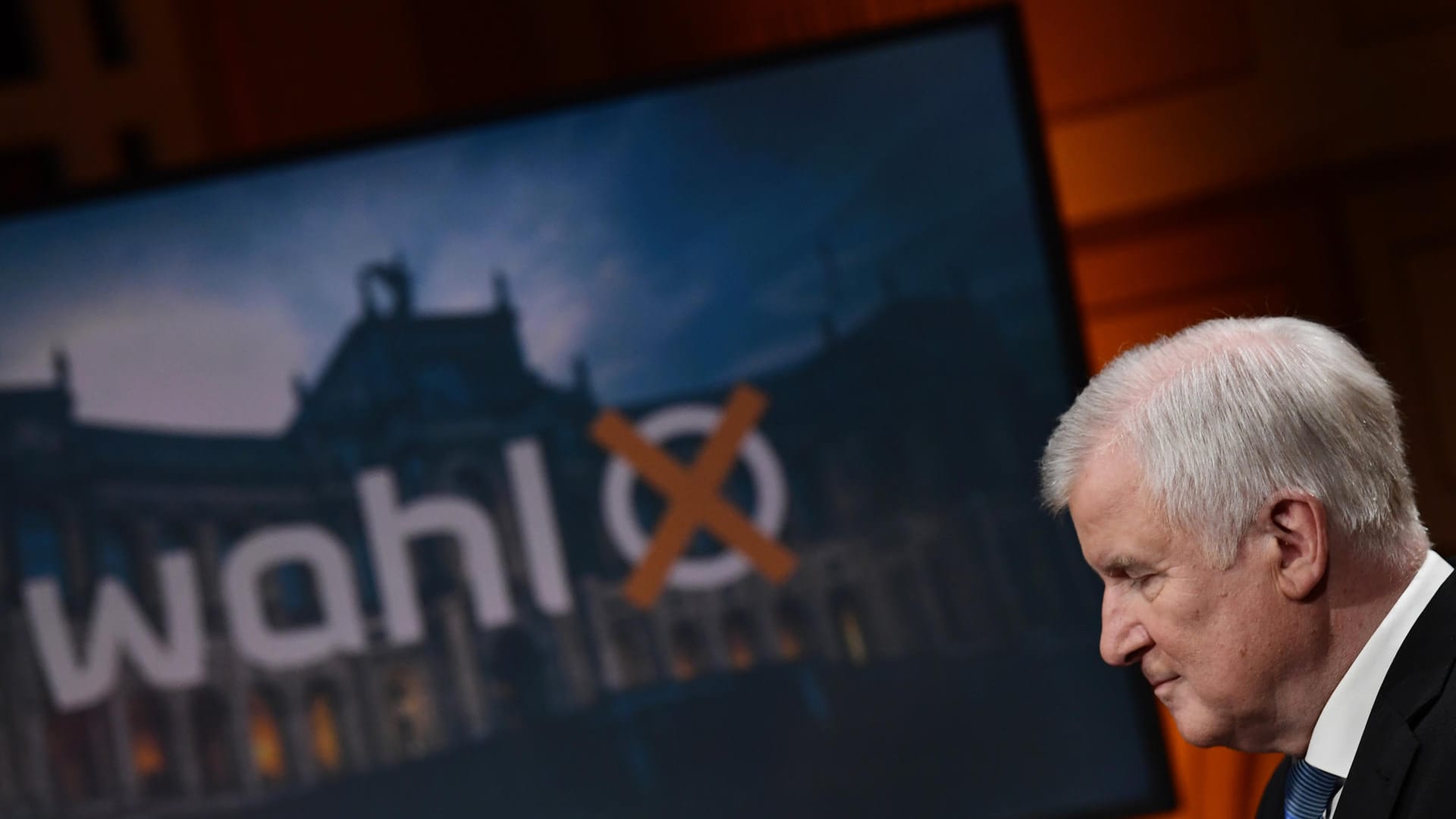 Der Abend der Landtagswahl 2018, die CSU hat schwere Verluste eingefahren: "Es wühlt einen auf, wenn man in einer Wahl so verliert", sagt er. Mit dem Streit mit Kanzlerin Angela Merkel hat er dazu beigetragen und am 19. Januar gibt er nach zehn Jahren sein Amt als CSU-Vorsitzender ab. Der Konflikt hat eine lange Vorgeschichte.