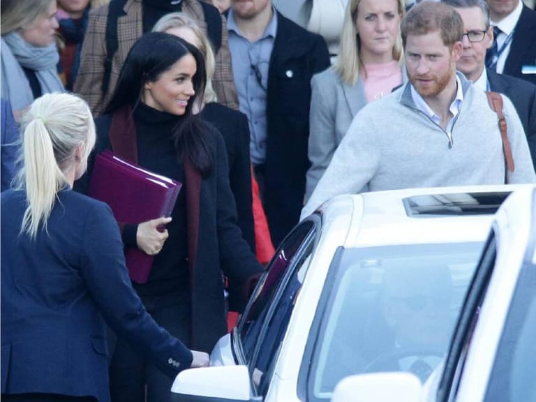 15. Oktober 2018: Meghan und Harry beim Start ihrer royalen Reise durch Sydney. Wieder trägt die Herzogin Dunkelblau.