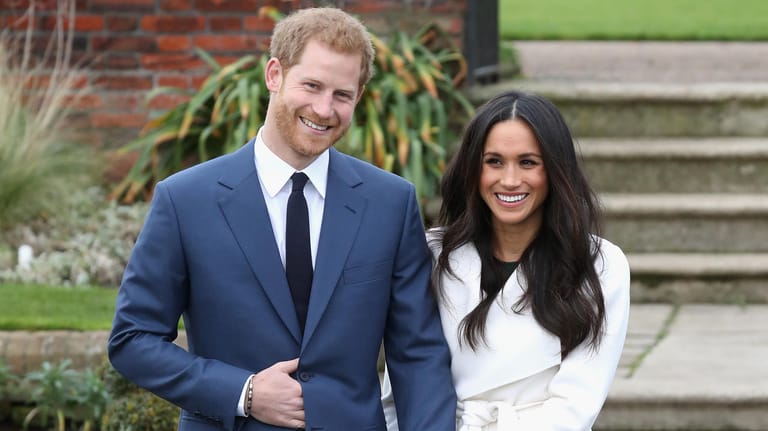 Es ist offiziell: Prinz Harry und die US-amerikanische Schauspielerin Meghan Markle haben sich verlobt. Beim Fotoshooting im Garten des Kensington-Palastes teilen sie Ende November 2017 ihr Glück mit dem Rest der Welt.