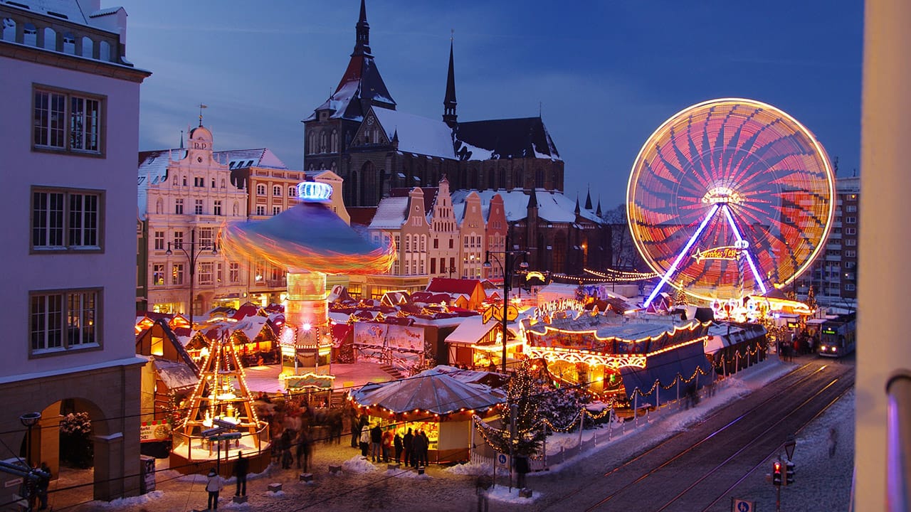 Blick auf den Rostocker Weihnachtsmarkt am Neuen Markt. Blick auf den Rostocker Weihnachtsmarkt am Neuen Markt.