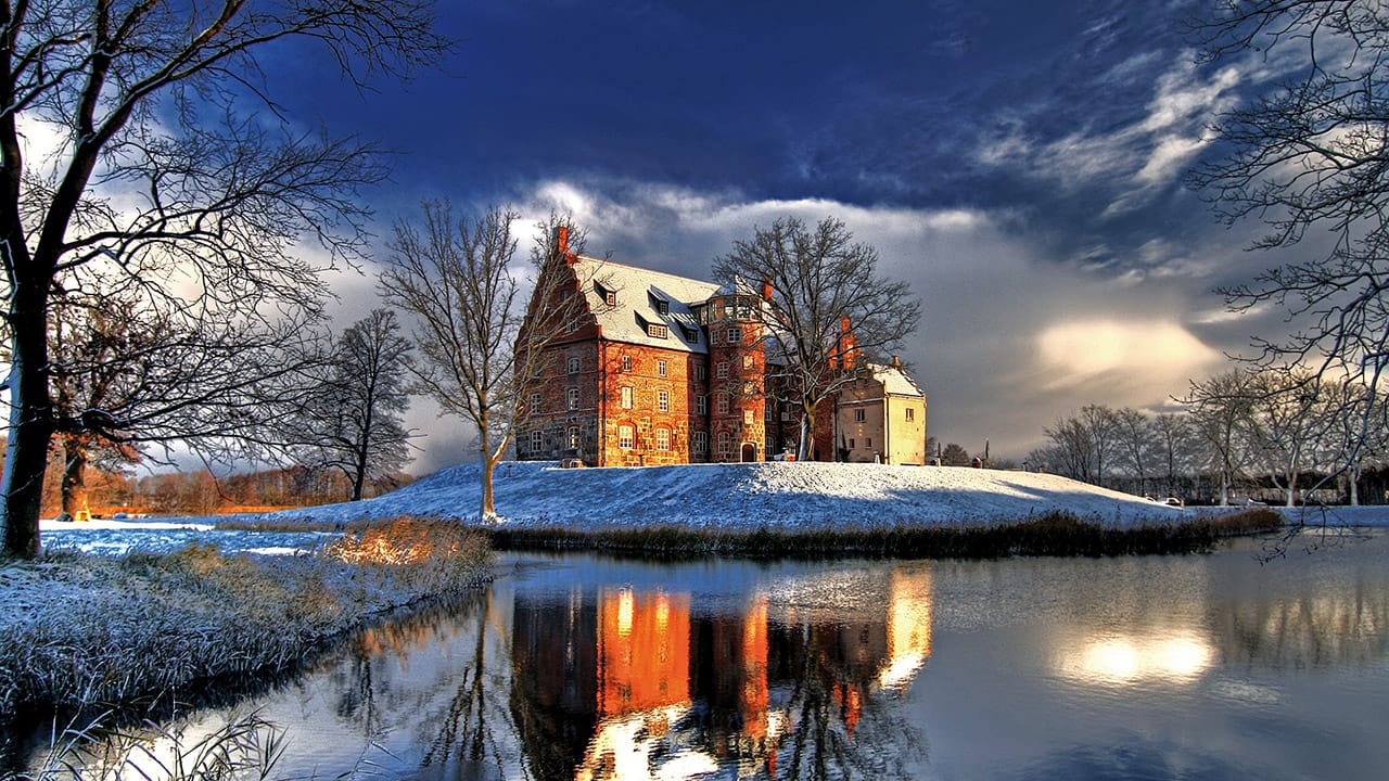 Romantische Kulisse für Konzerte und Festtage im winterlichen Schloss Ulrichshusen in der Mecklenburgischen Seenplatte. Romantische Kulisse für Konzerte und Festtage im winterlichen Schloss Ulrichshusen in der Mecklenburgischen Seenplatte.