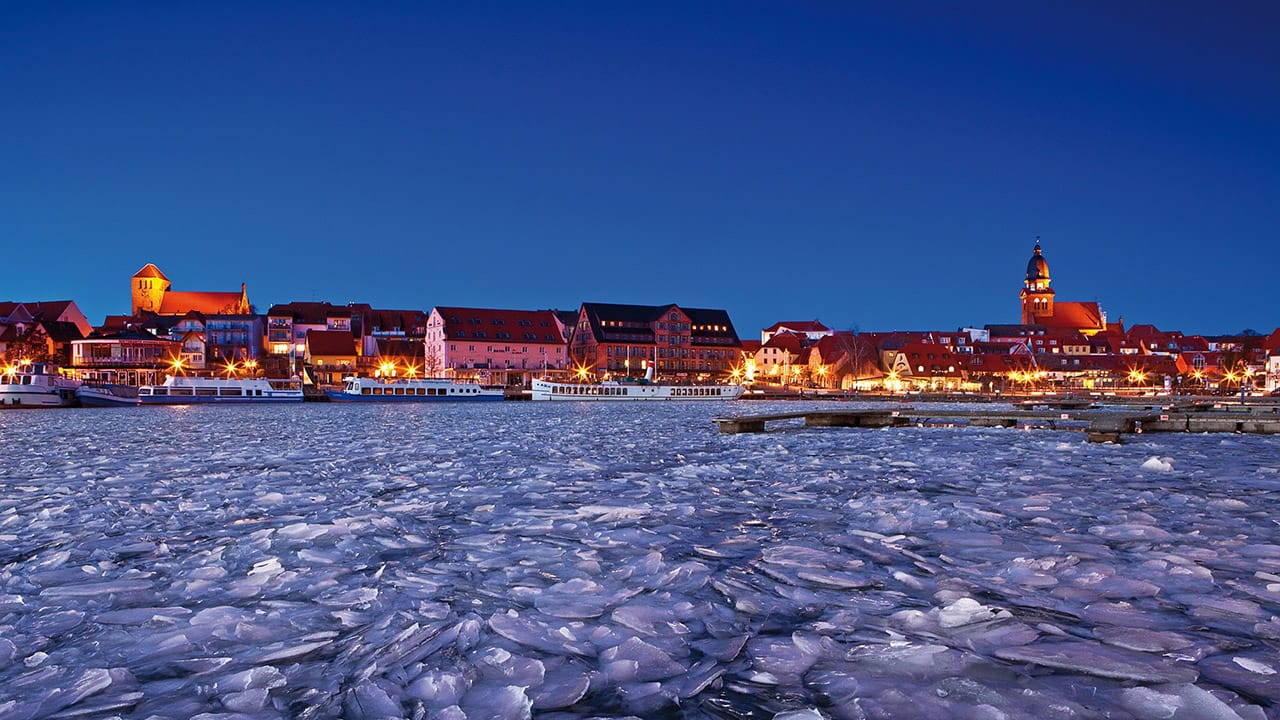Winterliche Abendstimmung mit Eisschollen im Hafen von Waren (Müritz). Winterliche Abendstimmung mit Eisschollen im Hafen von Waren (Müritz).