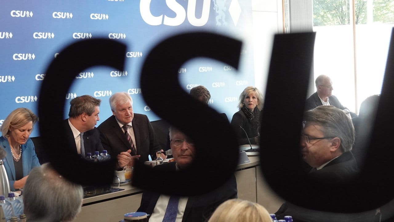 Gesprächsbedarf in München: Sitzung des CSU-Vorstands mit Ministerpräsident Markus Söder und Parteichef Horst Seehofer.
