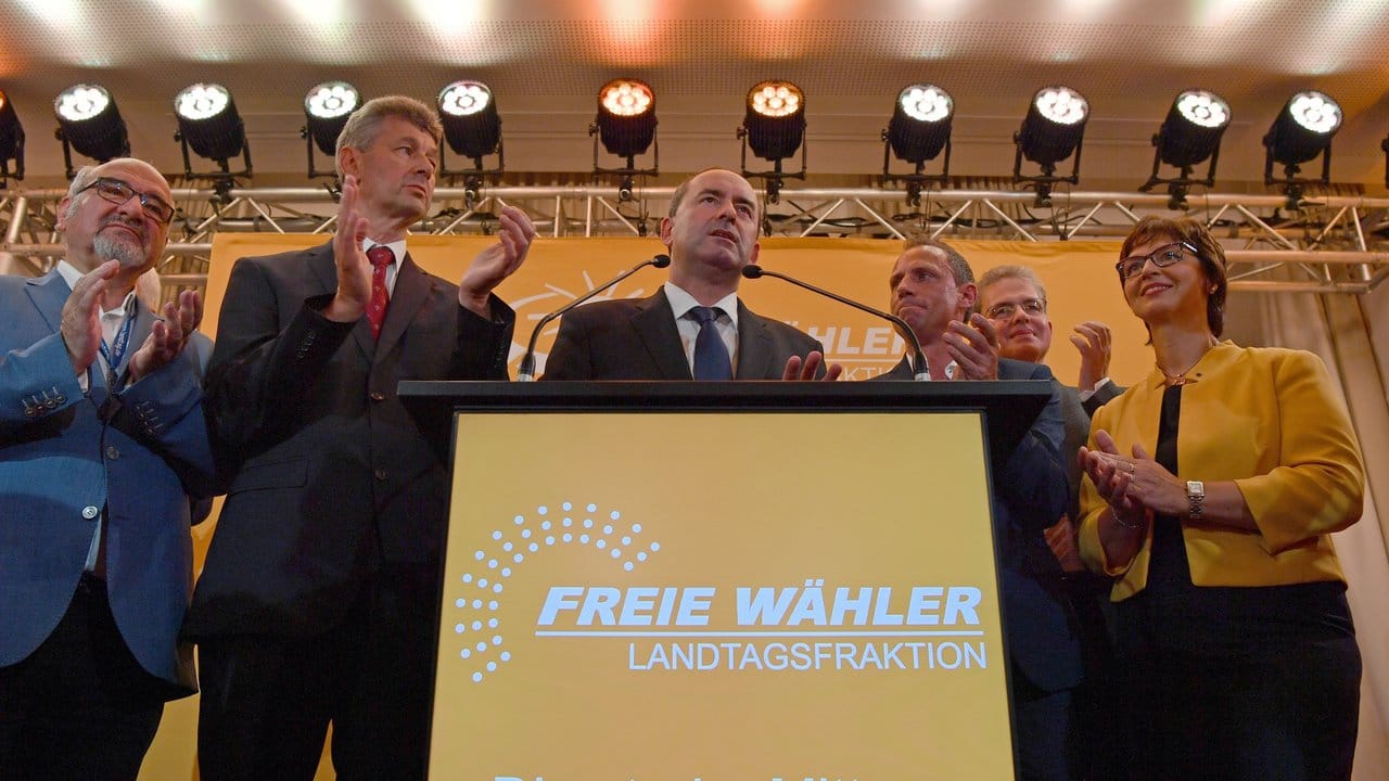 Hubert Aiwanger (M), Spitzenkandidat und Partei-Chef der Freien Wähler in Bayern, spricht am Wahlabend zu Anhängern.