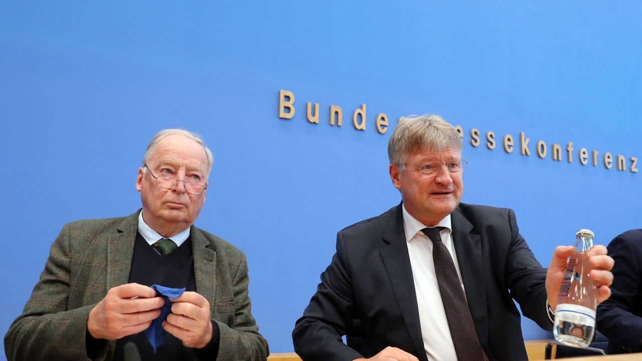 Jörg Meuthen (r) und Alexander Gauland, die Parteivorsitzenden der AfD, äußern sich vor der Bundespressekonferenz zu den Ergebnissen der Landtagswahl.