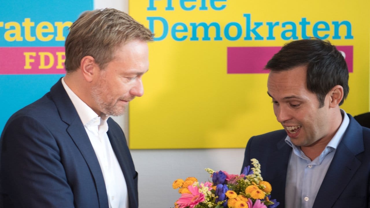 FDP-Chef Christian Lindner überreicht Martin Hagen, dem Spitzenkandidat der Liberalen in Bayern, einen Blumenstrauß.