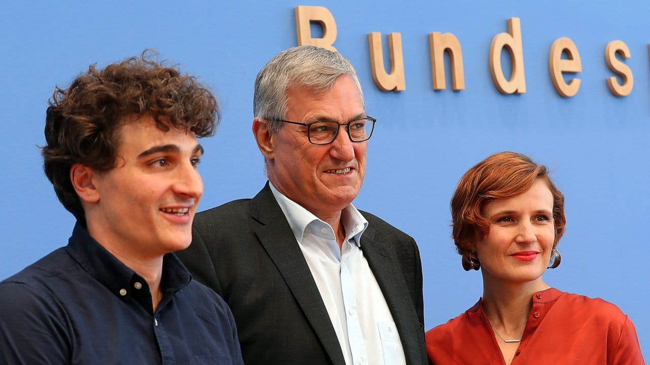 Bernd Riexinger und Katja Kipping, Linke-Parteivorsitzende, und Ates Gürpinar (l), Spitzenkandidat und Landessprecher der Partei in Bayern, bei der Bundespressekonferenz in Berlin.
