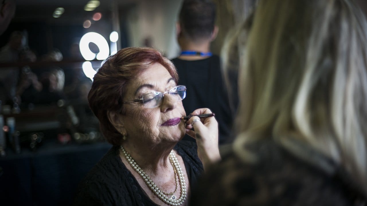 Eine Holocaust-Überlebende wird vor der Zeremonie des Schönheitswettbewerbs geschminkt.