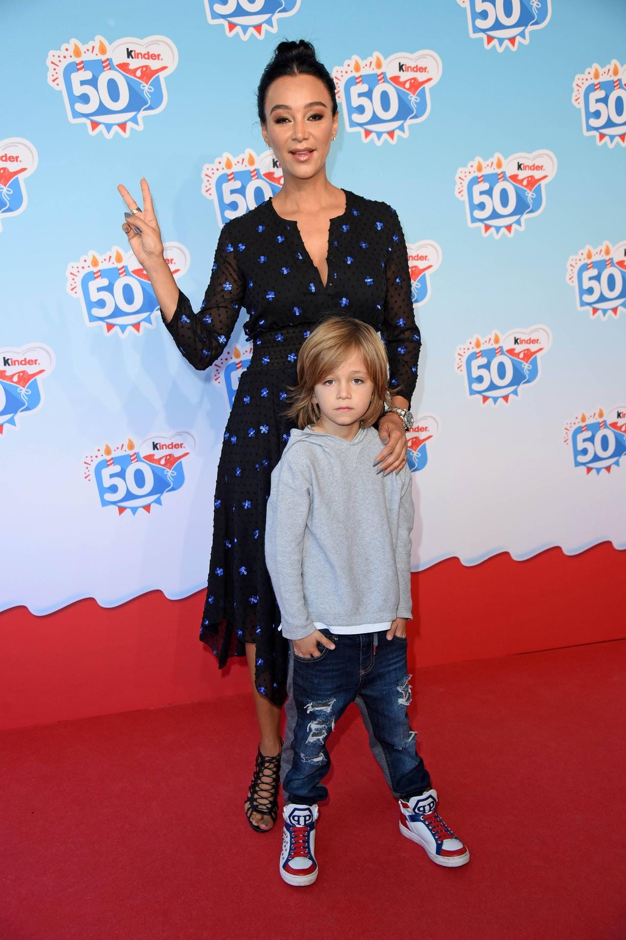 Cooles Doppel: Verona Pooth und ihr jüngster Sohn Rocco posieren gemeinsam.