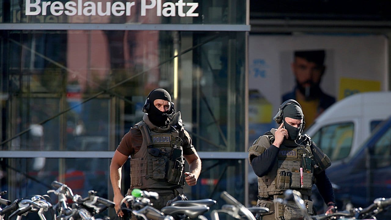 Einsatz am Hauptbahnhof in Köln am Dienstag. Einsatz am Hauptbahnhof in Köln am Dienstag.