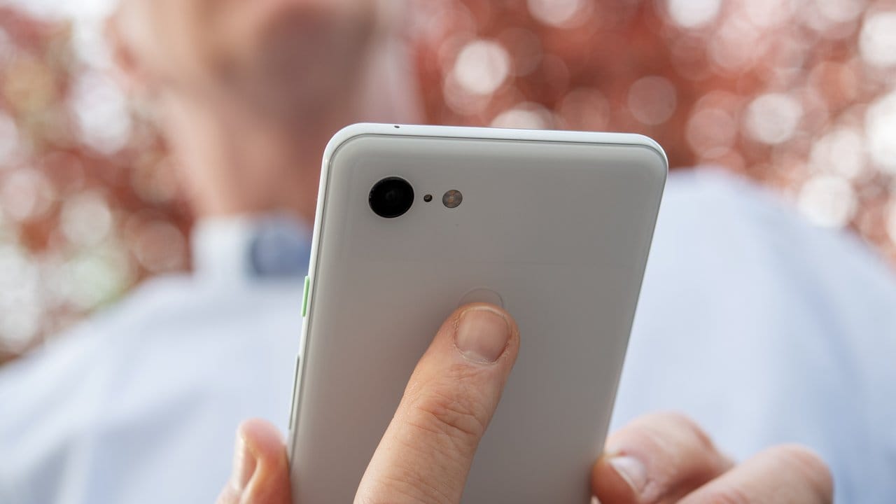 Neben Weiß (im Bild) gibt es beide Pixel-3-Telefone auch in Schwarz und einem Hautton.