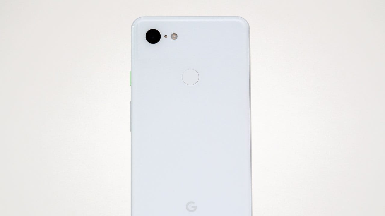 Der Großteil der Rückseite des Google Pixel 3 ist mit sogenanntem Soft-Touch-Glas beschichet, dass sich tatsächlich eher nach einer Gummierung als nach Glas anfühlt.