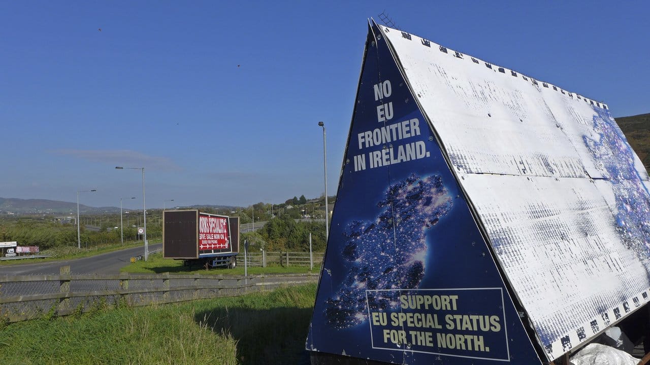 In der Ortschaft Carrickcarnan an der irisch-nordirischen Grenze steht ein Schild mit der Aufschrift "Keine EU-Grenze in Irland".