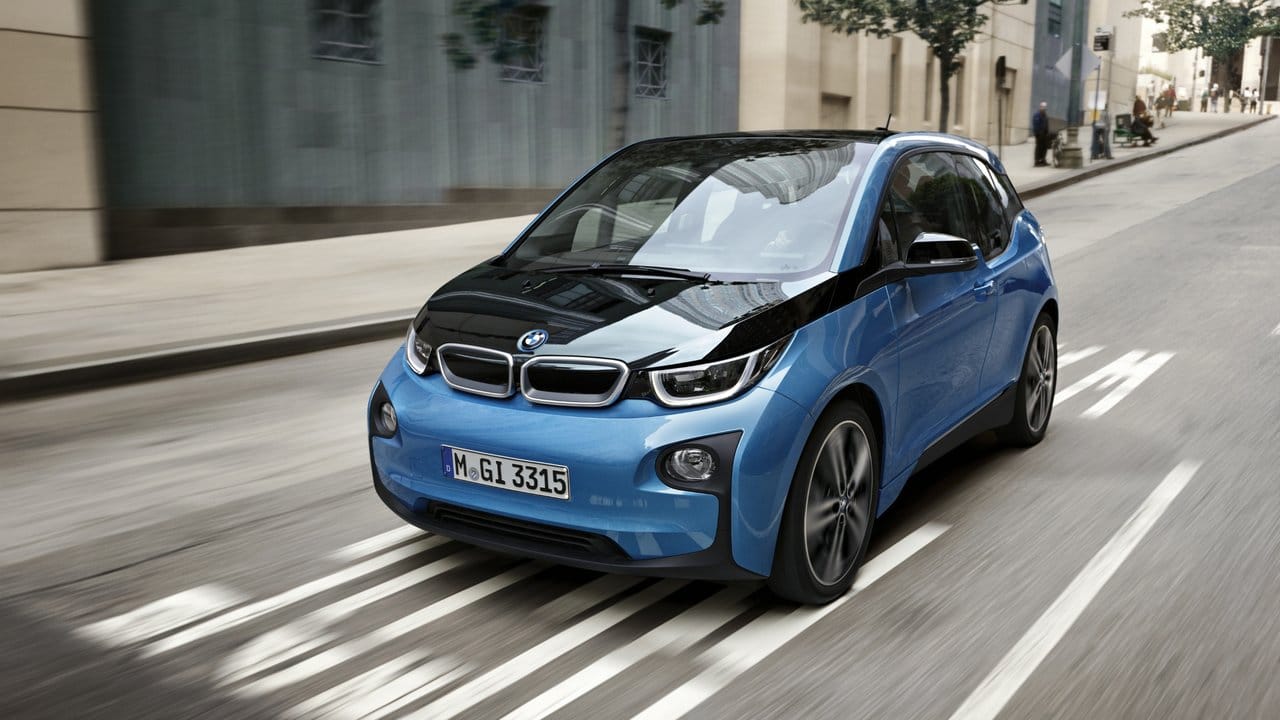 Der BMW i3 verfügt neben dem Elektroantrieb auch über ein Chassis aus Aluminium und eine Karosserie aus Carbon, weswegen ihm Experten eine jahrzehntelange Haltbarkeit prognostizieren.